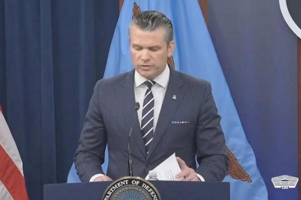 Menteri Pertahanan AS Pete Hegseth mengadakan pengarahan di Pentagon, setelah AS menyerang fasilitas nuklir Iran, 22 Juni 2025. Handout via REUTERS 