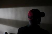 Seseorang yang tertular HIV setelah kehilangan akses ke Pre-exposure Prophylaxis, di Asaba, Negara Bagian Delta, Nigeria, 31 Mei 2025. REUTERS