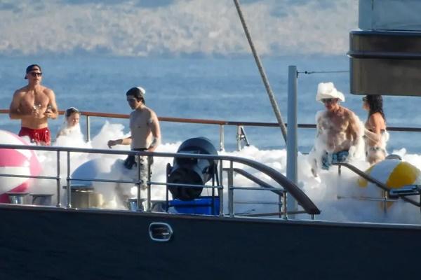 Jeff Bezos dan Lauren Sanchez mengadakan pesta busa mewah di atas kapal pesiar mewah senilai $500 juta menjelang pernikahan. (FOTO: SPLASHNEWS) 