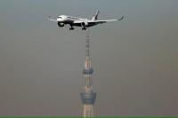 Sebuah pesawat Japan Airlines mendekati daratan dengan latar Tokyo Skytree, menara penyiaran tertinggi di dunia, di Bandara Internasional Haneda di Tokyo, Jepang 5 Januari 2024. REUTERS