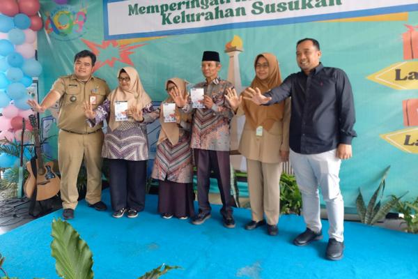 Anggota Komisi B DPRD DKI Jakarta, Ahmad Moetaba (kanan) saat menghadiri peringatan Hari Lanjut Usia di RPTRA Susukan Ceria, Kelurahan Susukan (Foto: Beritajakarta) 