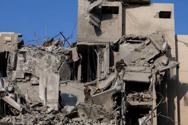 Personel darurat bekerja di lokasi pemukiman yang terkena dampak, di tengah konflik Israel-Iran di Beer Sheva, Israel 24 Juni 2025. REUTERS 
