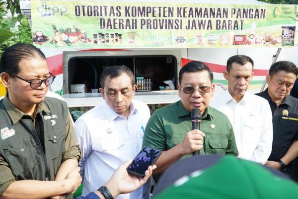 Kepala Badan Pangan Nasional/National Food Agency (NFA)  Arief Prasetyo Adi meninjau Dapur MBG yang dikelola Satuan Pelayanan Pemenuhan Gizi (SPPG) di kawasan Megamendung, Kabupaten Bogor, pada Selasa (24/6/2025). 