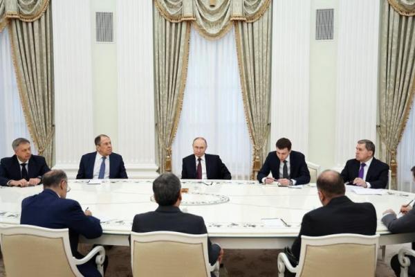 Presiden Rusia Vladimir Putin menghadiri pertemuan dengan Menteri Luar Negeri Iran Abbas Araqchi, di Kremlin, Moskow, Rusia, 23 Juni 2025. Sputnik via REUTERS 