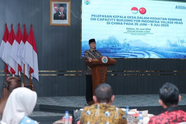 Menteri Desa dan Pembangunan Daerah Tertinggal (Mendes PDT) Yandri Susanto dalam Pelepasan Kades untuk mengikuti kegiatan seminar on capacity building for Indonesian Village Head di Cina (Foto: Ist/Kemendes PDT) 