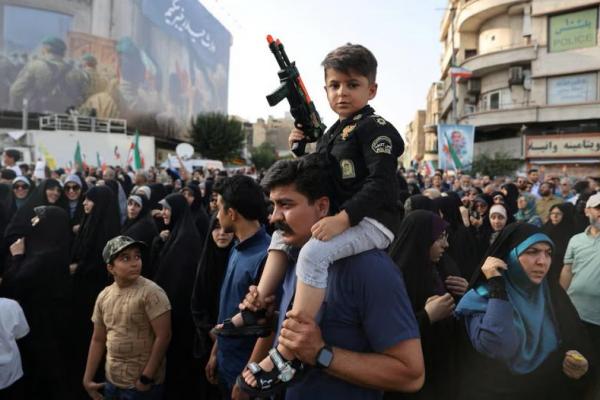 Orang-orang menghadiri protes terhadap serangan AS terhadap situs nuklir, di tengah konflik Iran-Israel, di Teheran, Iran, 22 Juni 2025. WANA via REUTERS 