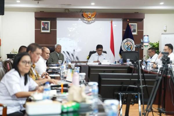 Wamentrans Viva Yoga Mauladi saat rapat bersama Pusat Riset Tanaman Perkebunan Badan Riset dan Inovasi Nasional (BRIN) di Kantor Kementrans (Foto: Kementrans) 