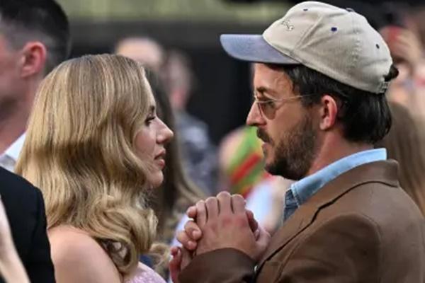 Jonathan Bailey dan Scarlett Johansson berciuman di pemutaran perdana film `Jurassic World Rebirth` di London, Selasa (15/6/2025). (FOTO: REUTERS) 