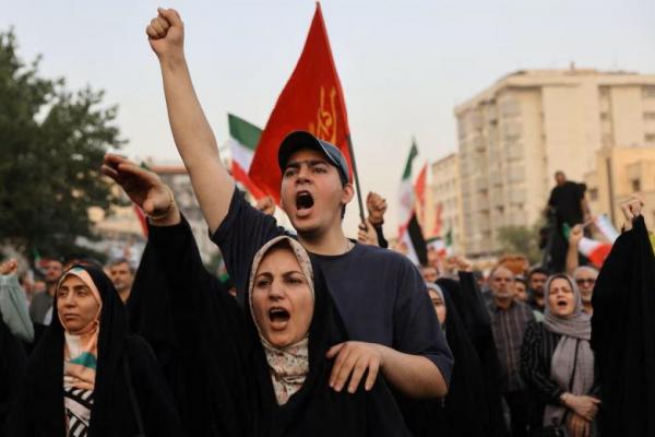 Orang-orang berunjuk rasa mendukung Angkatan Bersenjata Iran di Teheran, Iran, 24 Juni 2025. WANA via REUTERS 