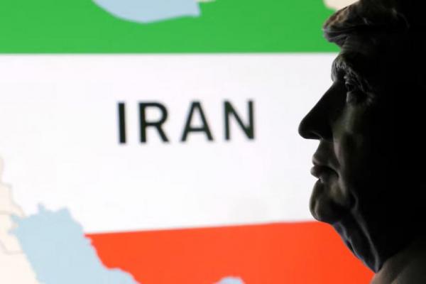 Miniatur cetakan 3D wajah Presiden AS Donald Trump dan peta Iran terlihat dalam ilustrasi ini yang diambil pada tanggal 23 Juni 2025. REUTERS 
