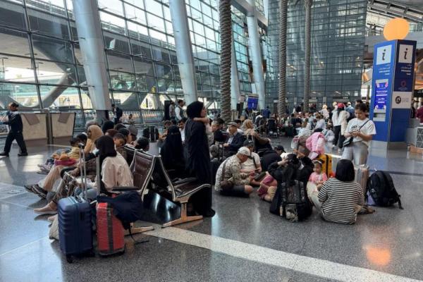 Orang-orang duduk di Bandara Internasional Hamad setelah Qatar membuka kembali wilayah udaranya di Doha, Qatar, 24 Juni 2025. REUTERS 