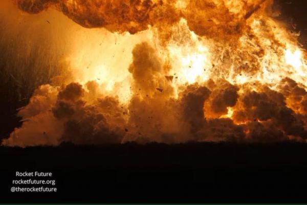 Api membubung saat roket SpaceX meledak di Brownsville, Texas, AS, 18 Juni 2025, dalam tangkapan layar dari video media sosial via REUTERS. 