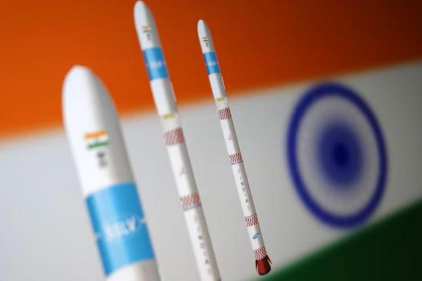 Kendaraan Peluncur Satelit Kecil dan bendera India terlihat dalam ilustrasi yang diambil pada 10 Oktober 2024. REUTERS 