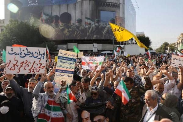 Orang-orang menghadiri protes terhadap serangan AS terhadap situs nuklir, di Teheran, Iran, 22 Juni 2025. WANA via REUTERS 