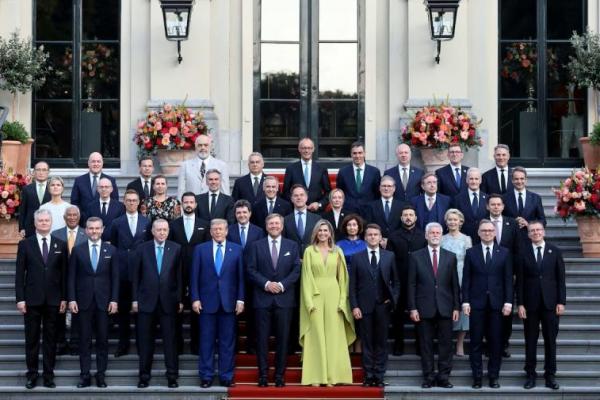 Para pemimpin negara yang tergabung dalam aliansi NATO berpose sebelum jamuan makan malam oleh Raja Belanda Willem-Alexander dan Ratu Belanda Maxima, di sela-sela KTT NATO, di Istana Huis ten Bosch di Den Haag, Belanda 24 Juni 2025. REUTERS 