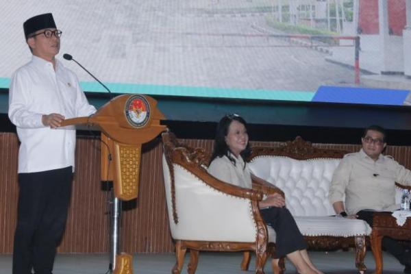 Mendes PDT Yandri Susanto saat mengisi materi di hari ketiga dalam Retret kepala daerah gelombang kedua di Kampus IPDN Jatinangor (Foto: Ist/Humas Kemendes PDT) 