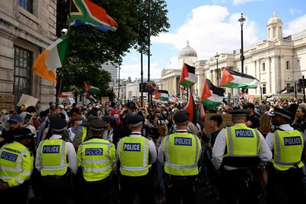 Petugas polisi memblokir jalan saat demonstran pro-Palestina berkumpul untuk memprotes rencana pelarangan kelompok Palestine Action, di London, Inggris, 23 Juni 2025. REUTERS 