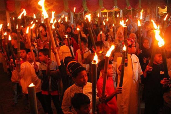 Pawai obor dalam rangka menyambut tahun baru Islam (Foto: ANTARA) 