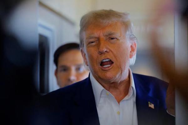 Presiden AS Donald Trump berbicara kepada wartawan di Air Force One dalam perjalanan ke KTT NATO di Den Haag, Belanda, 24 Juni 2025. REUTERS 
