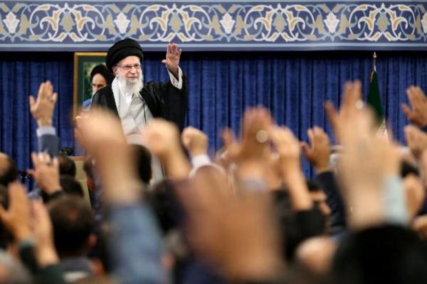 Pemimpin Tertinggi Iran Ayatollah Ali Khamenei melambaikan tangan selama pertemuan di Teheran, Iran, 20 Mei 2025. WANA via REUTERS 