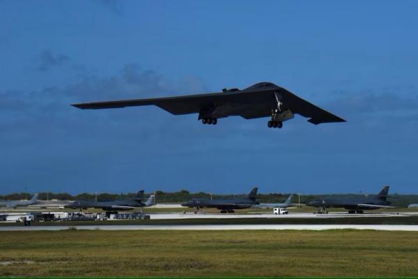 Sebuah pesawat pembom B-2 Spirit milik Angkatan Udara AS lepas landas dari Pangkalan Angkatan Udara Andersen, Guam, 11 Januari 2018. Handout via REUTERS 