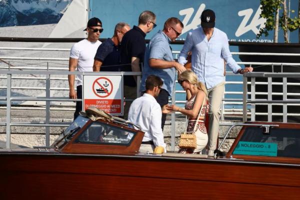 Ivanka Trump, putri Presiden AS Donald Trump, dibantu saat masuk ke taksi air, menjelang pernikahan pendiri Amazon Jeff Bezos dan Lauren Sanchez, di Venesia, Italia, 24 Juni 2025. REUTERS 