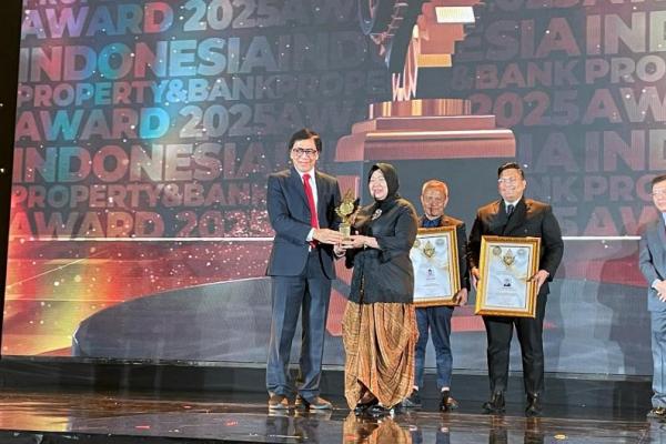 Sekretaris Jenderal MPR RI, Siti Fauziah dinobatkan sebagai Wanita Inspiratif di Lembaga Negara (MPR RI) dalam ajang tahunan Properti & Bank Award 2025 (Foto: Humas MPR) 