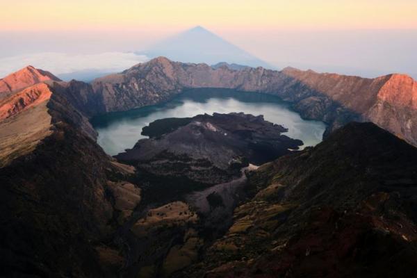 Gunung Rinjani (Foto: Unsplash/Joshua Kettle) 
