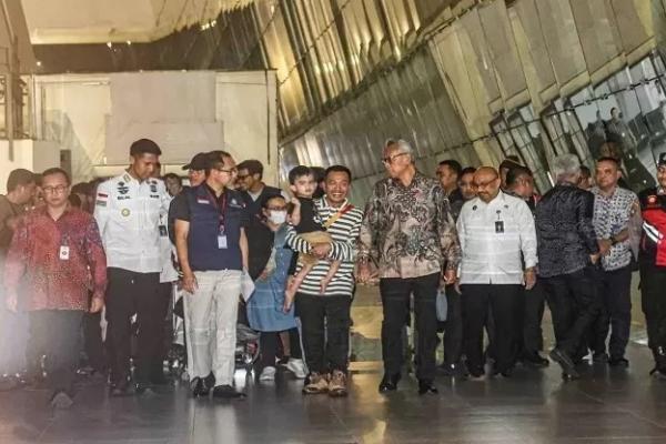 Sejumlah WNI berjalan keluar dari terminal 3 setibanya dari Iran pada Selasa (24/6/2025) (Foto: ANTARA/Muuhammad Iqbal)  