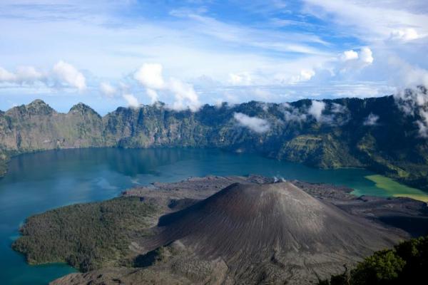 Kawasan Taman Nasional Gunung Rinjani yang berlokasi di Lombok (Foto: Unsplash/David Wollschlegel) 