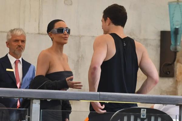 Kim Kardashian menyapa Orlando Bloom jelang pernikahan Jeff Bezos dan Lauren Sanchez di Venesia. (FOTO: GC IMAGE) 