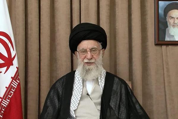 Pemimpin Tertinggi Iran Ayatollah Ali Khamenei berpidato di hadapan rakyat di depan potret pendahulunya, mendiang pendiri Republik Islam Ayatollah Ruhollah Khomeini, pada 26 Juni 2025. (FOTO: AFP) 