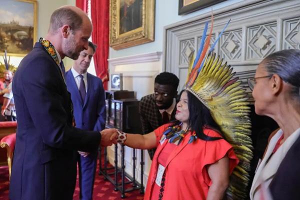Pangeran William bertemu Sonia Guajajara, seorang aktivis dan pemimpin Pribumi Brasil di Istana St. James pada tanggal 26 Juni 2025. (FOTO: KENSINGTON PALACE) 