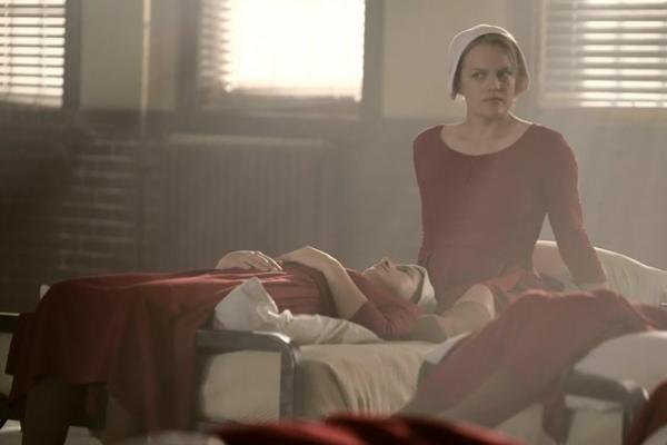 Rekap The Handmaid`s Tale S1E4 `Nolite Te Bastardes Carborundorum`: Offred Membaca Pesan untuk Dirinya. (FOTO: HULU) 
