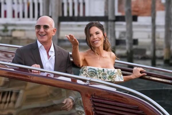 Jeff Bezos dan Lauren Sanchez berangkat untuk makan malam penyambutan mereka dengan menaiki taksi air. (FOTO: AP) 