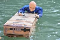 Protes Pernikahan, Demonstran Bikin Boneka Jeff Bezos Pegang Kotak Amazon dan Segenggam Uang