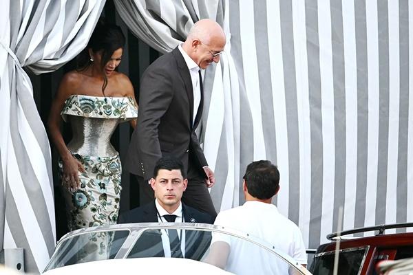 Lauren Sanchez dan Jeff Bezos menghadiri pesta penyambutan pernikahan mereka pada tanggal 26 Juni 2025. (FOTO: GETTY IMAGE) 