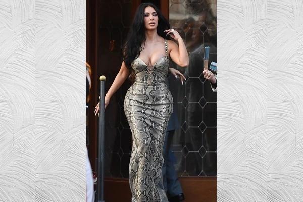 Kim Kardashian mengenakan gaun kulit ular saat menghadiri acara Welcome Party pesta pernikahan Jeff Bezos dan Lauren Sanchez di Venesia. (FOTO: BACKGRID) 