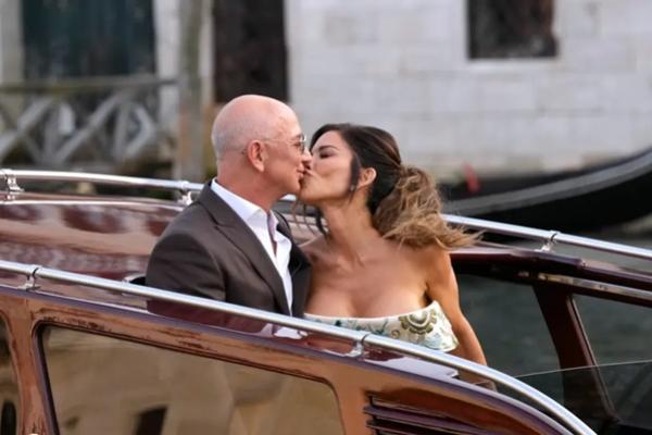 Jeff Bezos dan Lauren Sanchez berciuman saat berada di taksi air untuk makan malam penyambutan tamu di pernikahan mewah yang digelar di Venesia, Italia. (FOTO: AP) 
