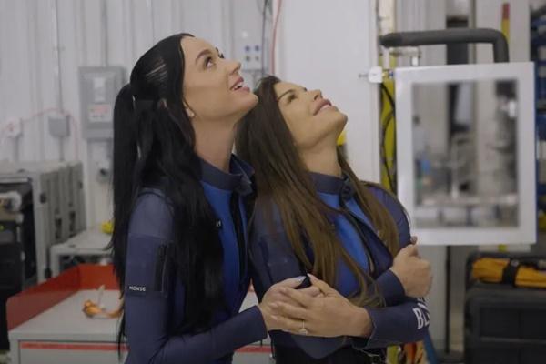 Katy Perry dan Lauren Sanchez tampil menawan dalam balutan pakaian antariksa ketat menjelang peluncuran roket. (FOTO: INSTAGRAM) 