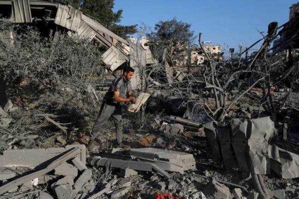 Seorang warga Palestina memeriksa lokasi serangan udara Israel di sebuah rumah pada hari Rabu, di Kota Gaza, 26 Juni 2025. REUTERS 