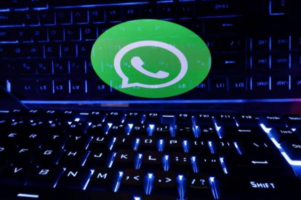Sebuah keyboard diletakkan di depan logo WhatsApp yang ditampilkan dalam ilustrasi ini yang diambil pada 21 Februari 2023. REUTERS 