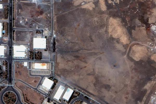 Citra satelit menunjukkan kawah serangan udara di atas ruang sentrifus bawah tanah Fasilitas Pengayaan Natanz, Iran, 22 Juni 2025. Maxar via REUTERS 