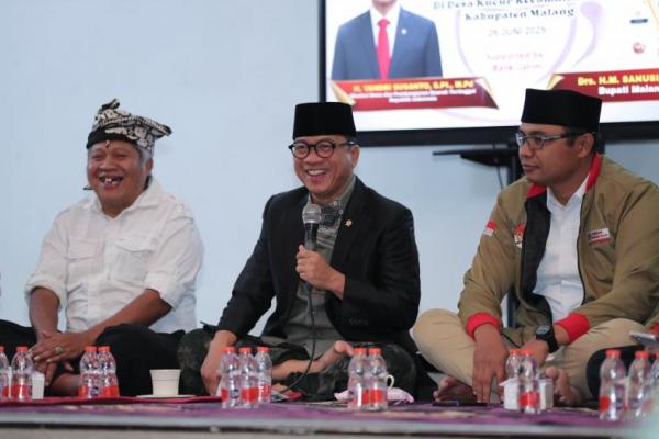 Menteri Desa dan Pembangunan Daerah Tertinggal (Mendes PDT) Yandri Susanto saat berdialog dengan warga di Desa Kucur, Kabupaten Malang (Foto: Humas Kemendes PDT) 