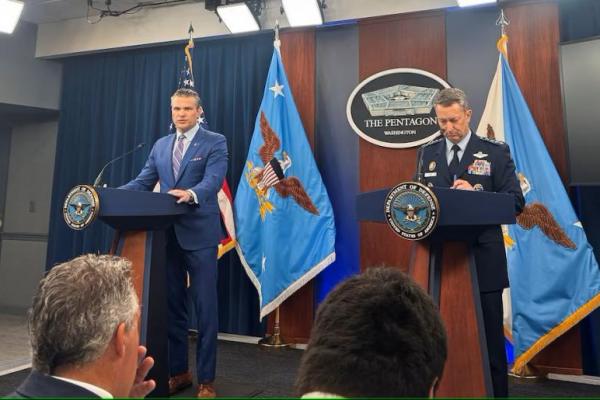 Menteri Pertahanan AS Pete Hegseth dan Ketua Kepala Staf Gabungan Jenderal Angkatan Udara Dan Caine, di Pentagon, Arlington, Virginia, AS, 26 Juni 2025. REUTERS 