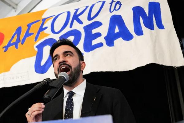 Zohran Mamdani berpidato selama pesta pengawasan untuk pemilihan pendahuluannya untuk walikota New York City, di New York, AS, 25 Juni 2025. REUTERS 
