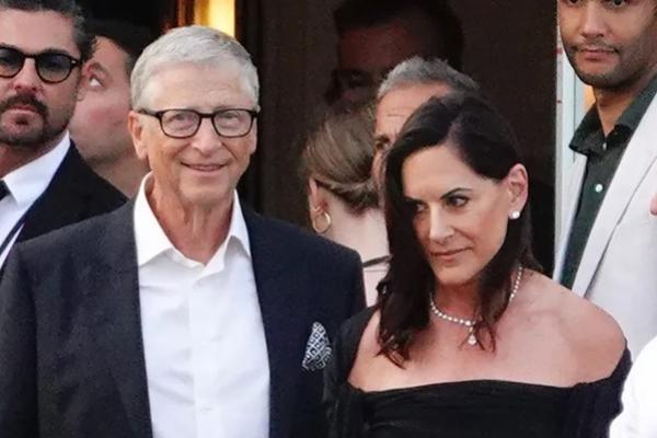 Bill Gates dan Paula Hurd menghadiri pesta penyambutan pernikahan Jeff Bezos dan Lauren Sanchez. (FOTO: BACKGRID) 