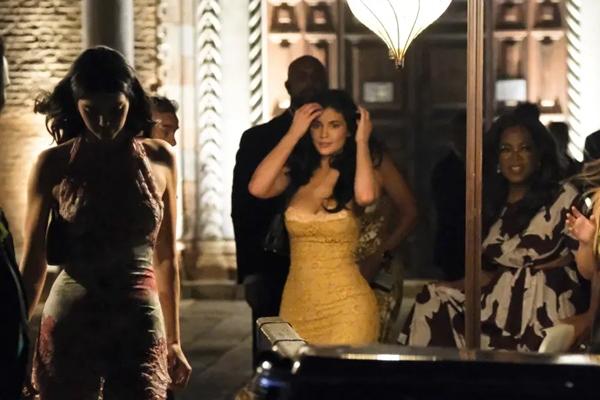 Sejumlah tamu di antaranya Kendall Jenner, Kylie Jenner, dan Oprah Winfrey pergi dari pesta penyambutan pernikahan Jeff Bezos-Lauren Sanchez karena hujan deras. (FOTO: BACKGRID) 
