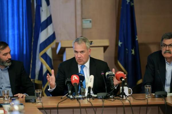 Menteri Pertanian Yunani Makis Voridis berbicara kepada wartawan selama konferensi pers di Athena, Yunani, 6 Februari 2020. REUTERS 