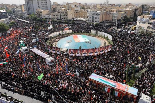 Orang-orang menghadiri prosesi pemakaman komandan militer Iran, ilmuwan nuklir, dan lainnya yang tewas dalam serangan Israel, di Teheran, Iran, 28 Juni 2025. WANA via REUTERS 